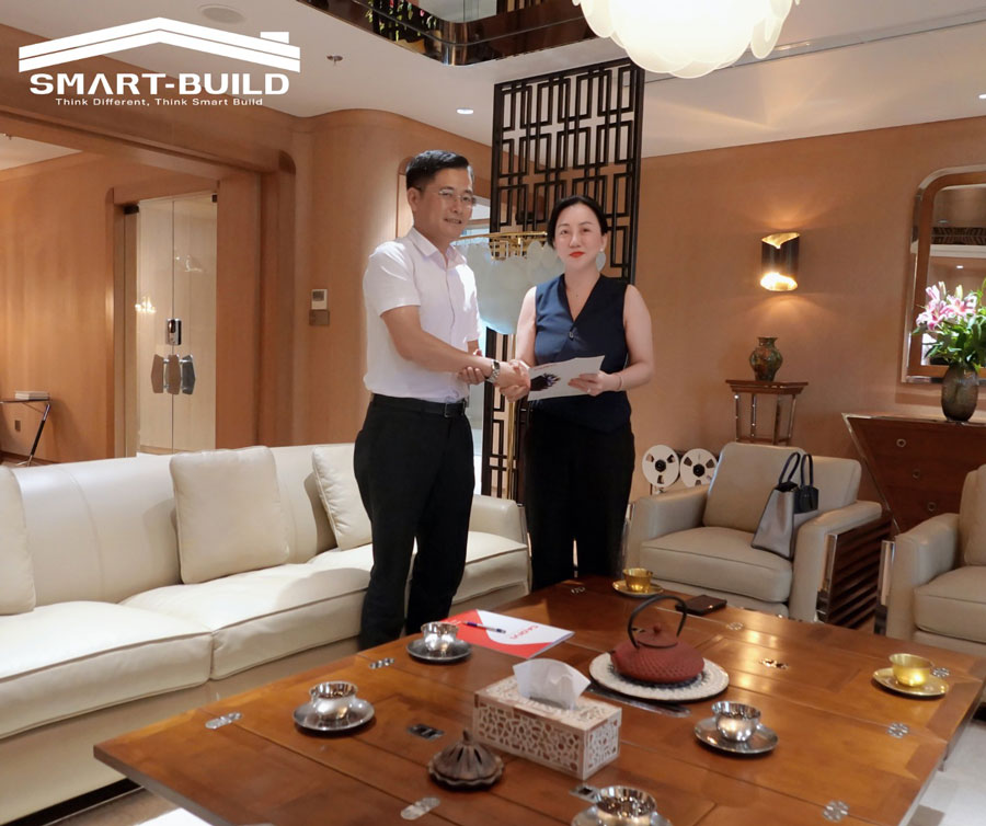 Cái bắt tay như một lời cam kết cho sự hợp tác và phát triển giữa Smart Build và Cadivi